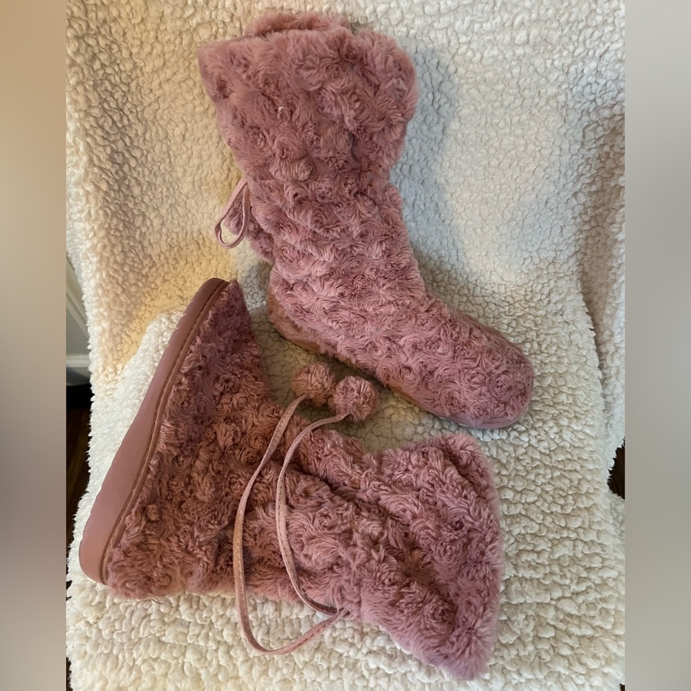 Avon Pink Fuzzy Women's Slipper Boots - Size 7-8 (Medium)